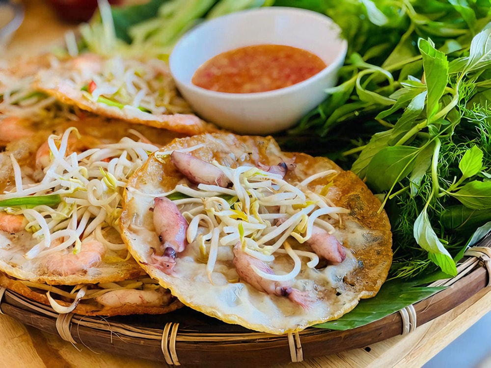Bánh xèo mực thường được bán tại các hàng quán địa phương với giá rất phải chăng